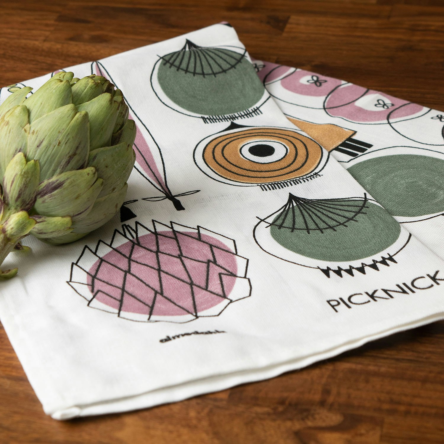 https://royaldesign.com/image/10/almedahls-picknick-kitchen-towel-multi-2
