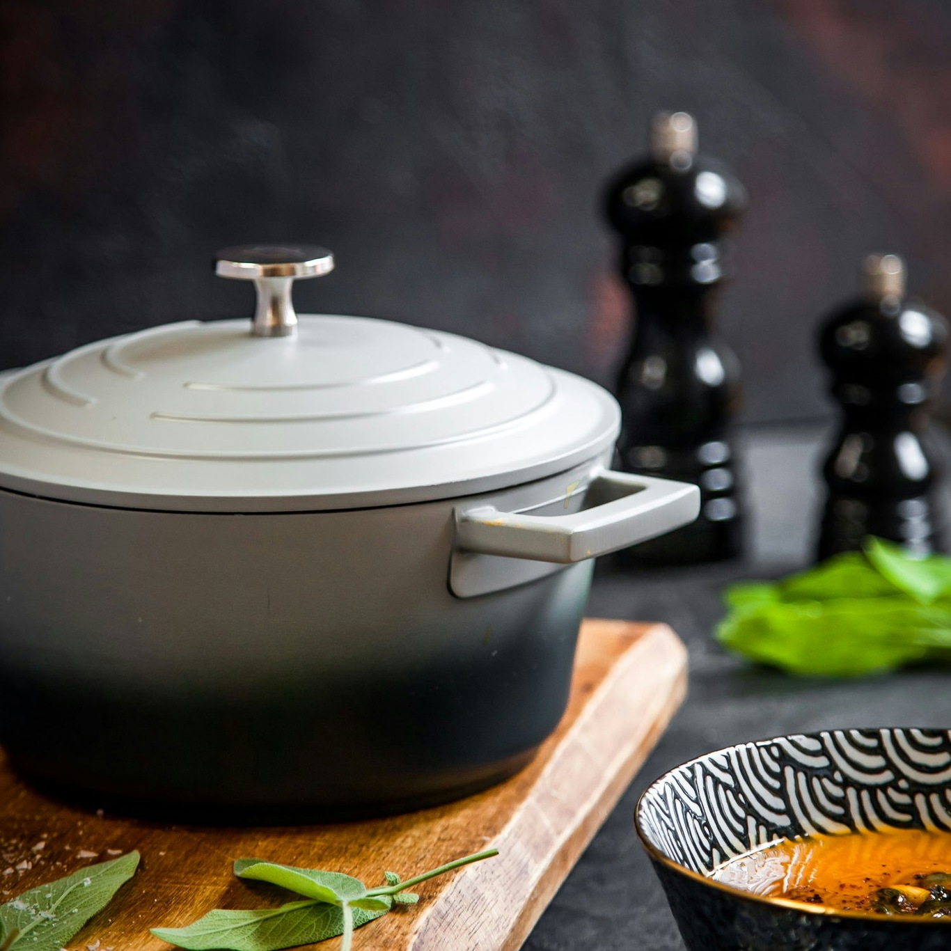 https://royaldesign.com/image/10/kitchen-craft-masterclass-casserole-grey-4?w=800&quality=80