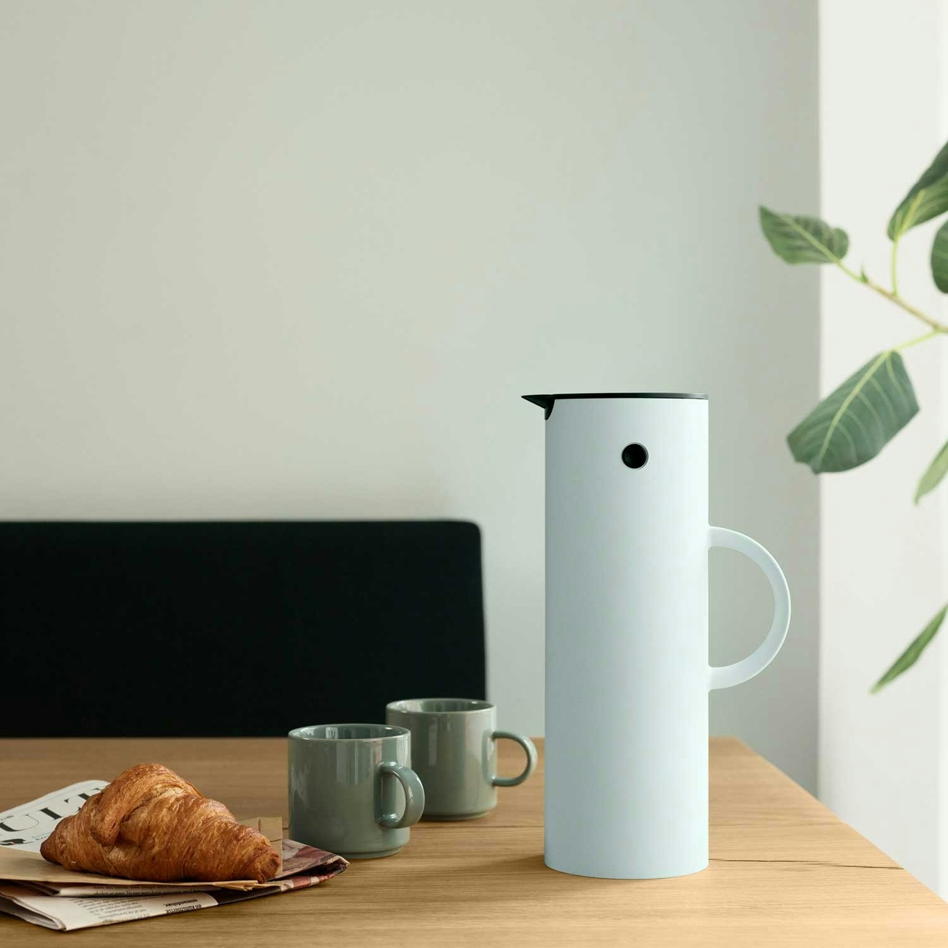 EM77 Classic Thermos Jug 1 L, Soft Ice Blue - Stelton @ RoyalDesign