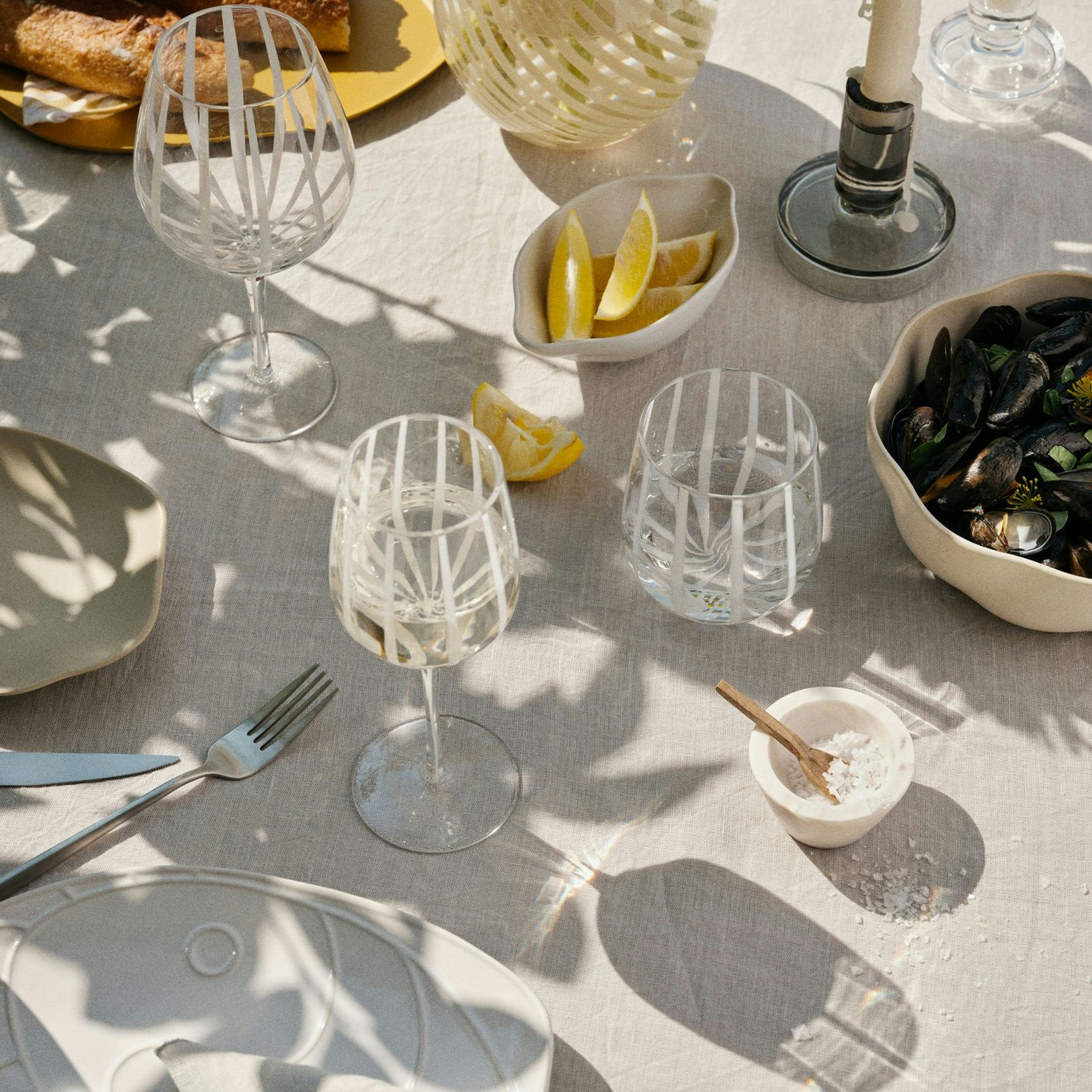 https://royaldesign.com/image/11/broste-copenhagen-striped-white-wine-glass-35-cl-4?w=800&quality=80