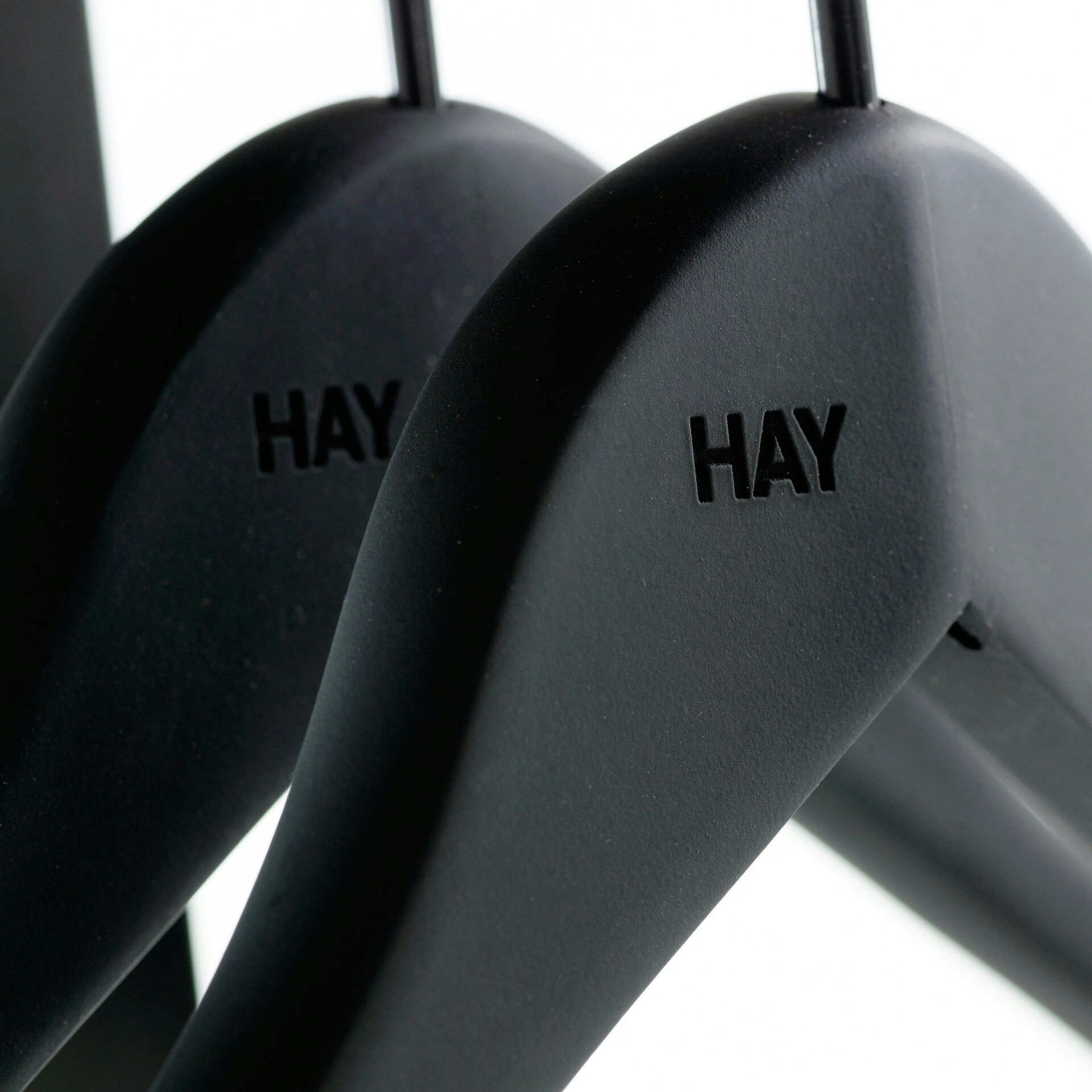 https://royaldesign.com/image/11/hay-soft-hanger-wide-4-pack-black-1