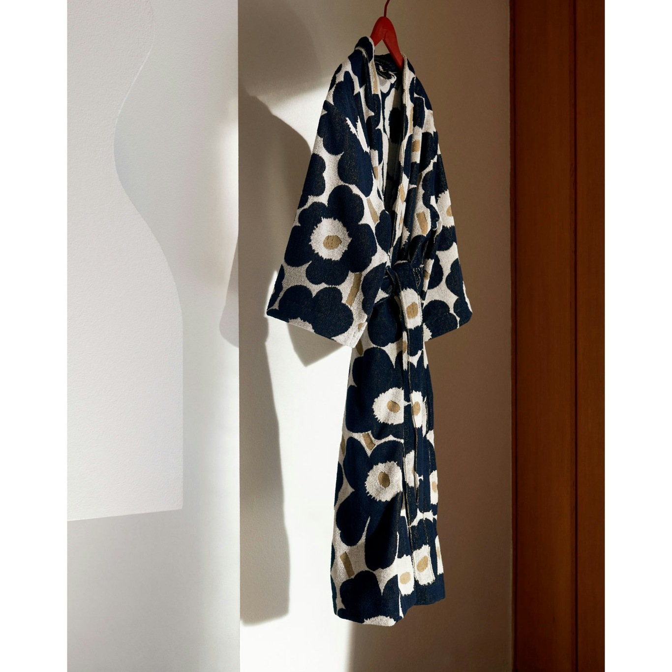 https://royaldesign.com/image/11/marimekko-pieni-unikko-bathrobe-off-white-gold-dark-blue-0?w=800&quality=80