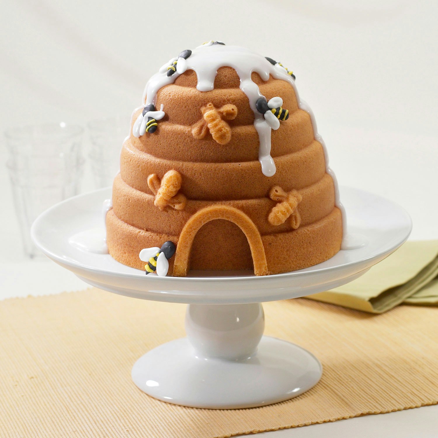 https://royaldesign.com/image/11/nordic-ware-nordic-ware-beehive-cake-bundt-pan-1