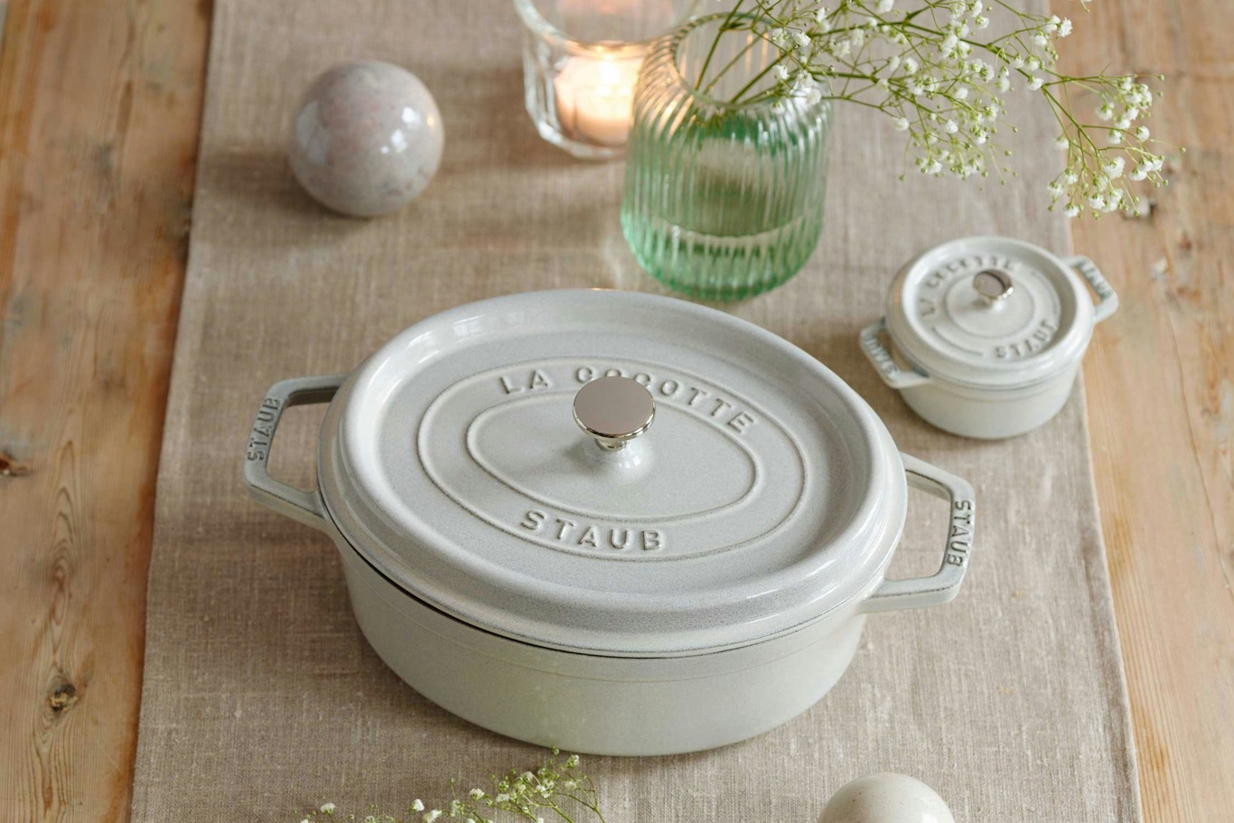 https://royaldesign.com/image/11/staub-oval-gryta-37-cm-white-truffle-8-l-2?w=800&quality=80