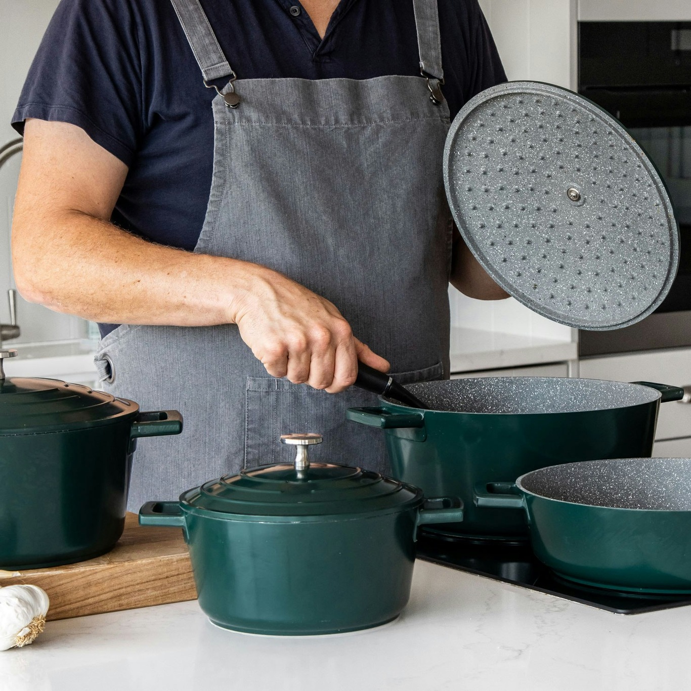 https://royaldesign.com/image/18/kitchen-craft-masterclass-braadpan-hunter-green-3?w=800&quality=80