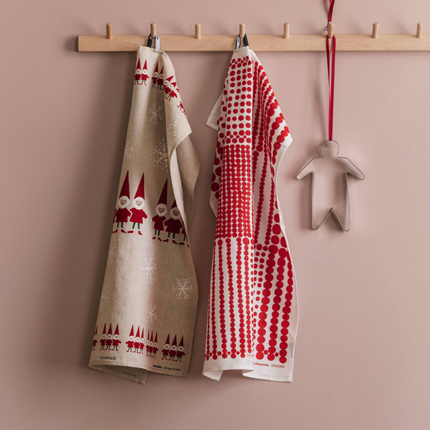 https://royaldesign.com/image/2/almedahls-kitchen-towel-red-1