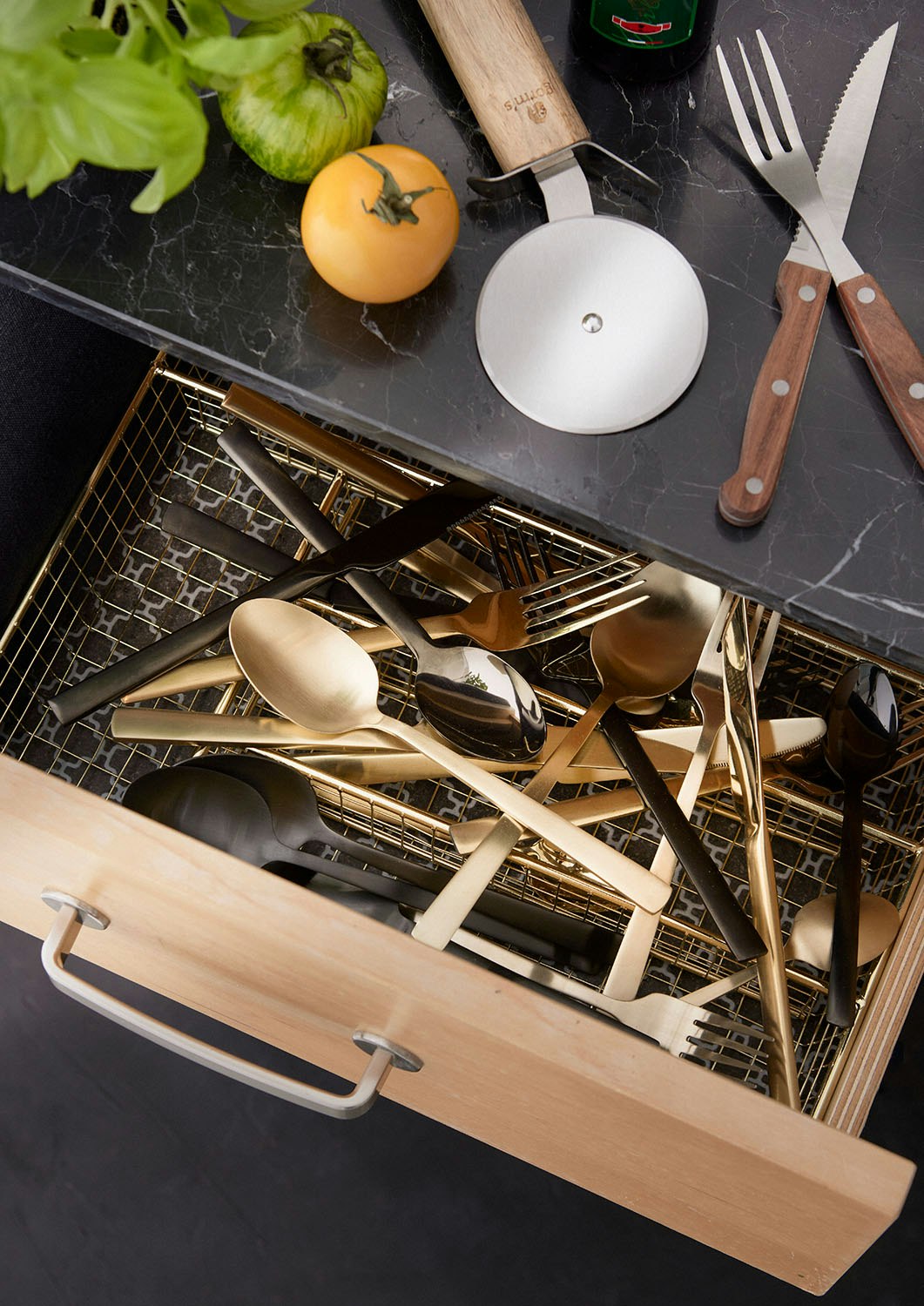 https://royaldesign.com/image/2/bahne-cutlery-s-16-pcs-champagne-gold-mirror-finish-gift-box-3?w=800&quality=80