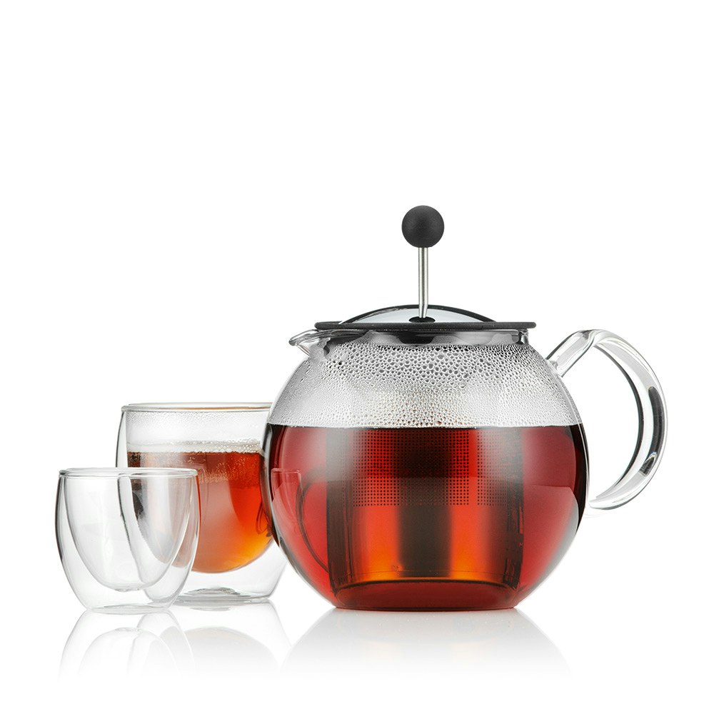 https://royaldesign.com/image/2/bodum-assam-teapot-with-steel-filter-2?w=800&quality=80