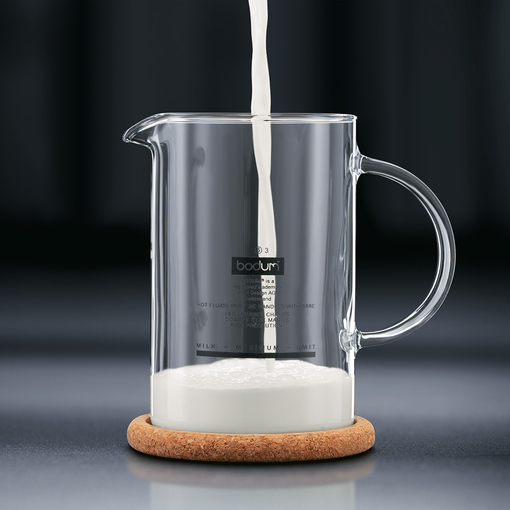 https://royaldesign.com/image/2/bodum-latteo-milk-frother-with-handle-black-1?w=800&quality=80