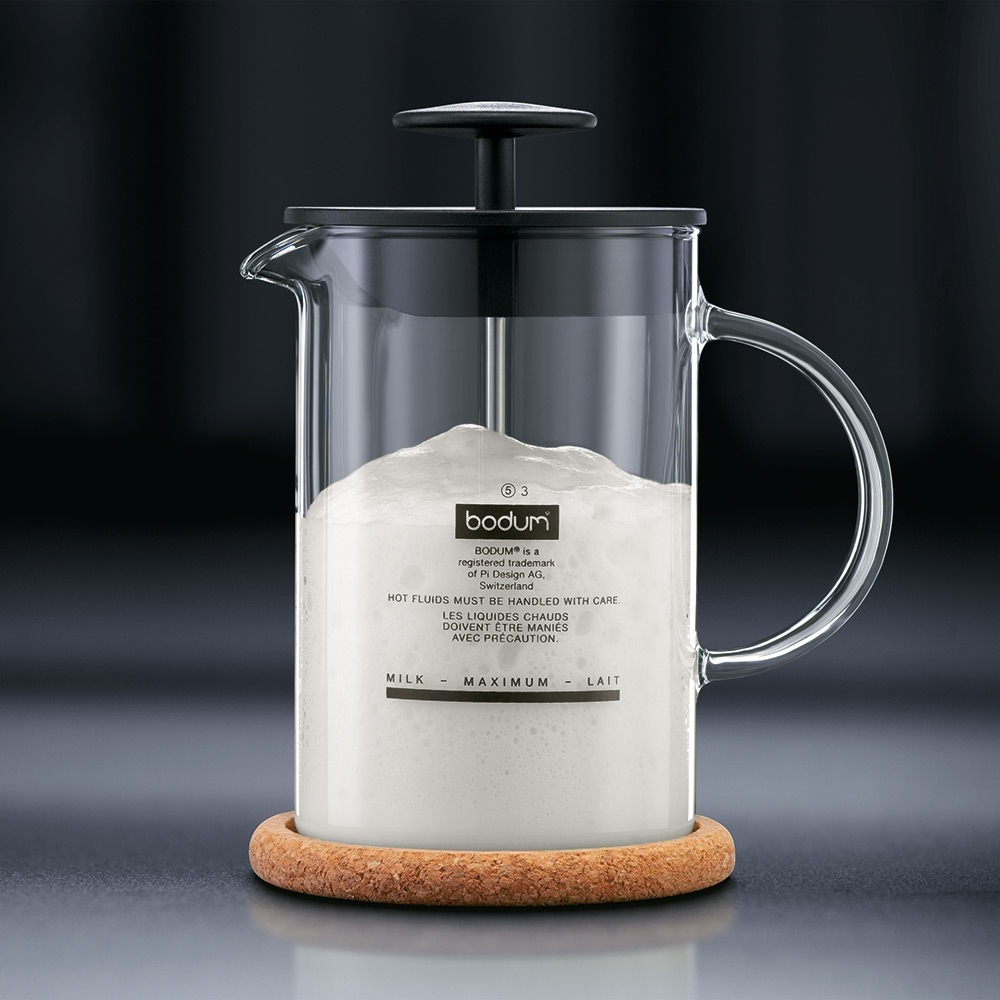 https://royaldesign.com/image/2/bodum-latteo-milk-frother-with-handle-black-3?w=800&quality=80