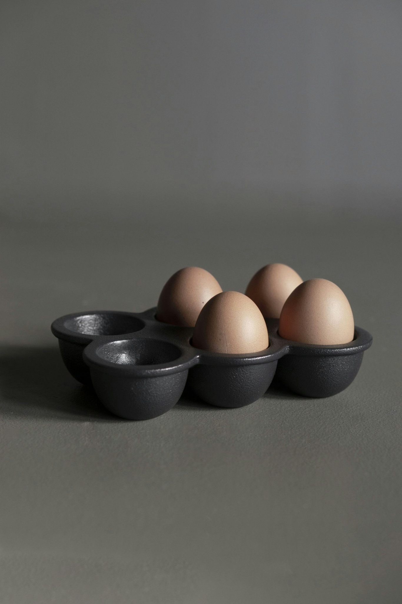 https://royaldesign.com/image/2/dbkd-egg-tray-black-1?w=800&quality=80