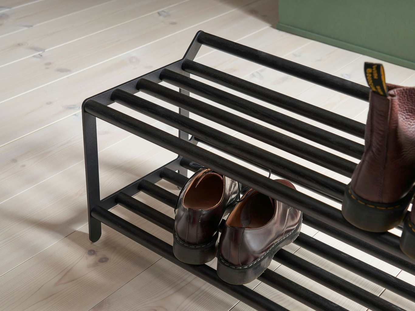 https://royaldesign.com/image/2/essem-design-tamburin-shoe-rack-100cm-black-stained-oak-black-2?w=800&quality=80