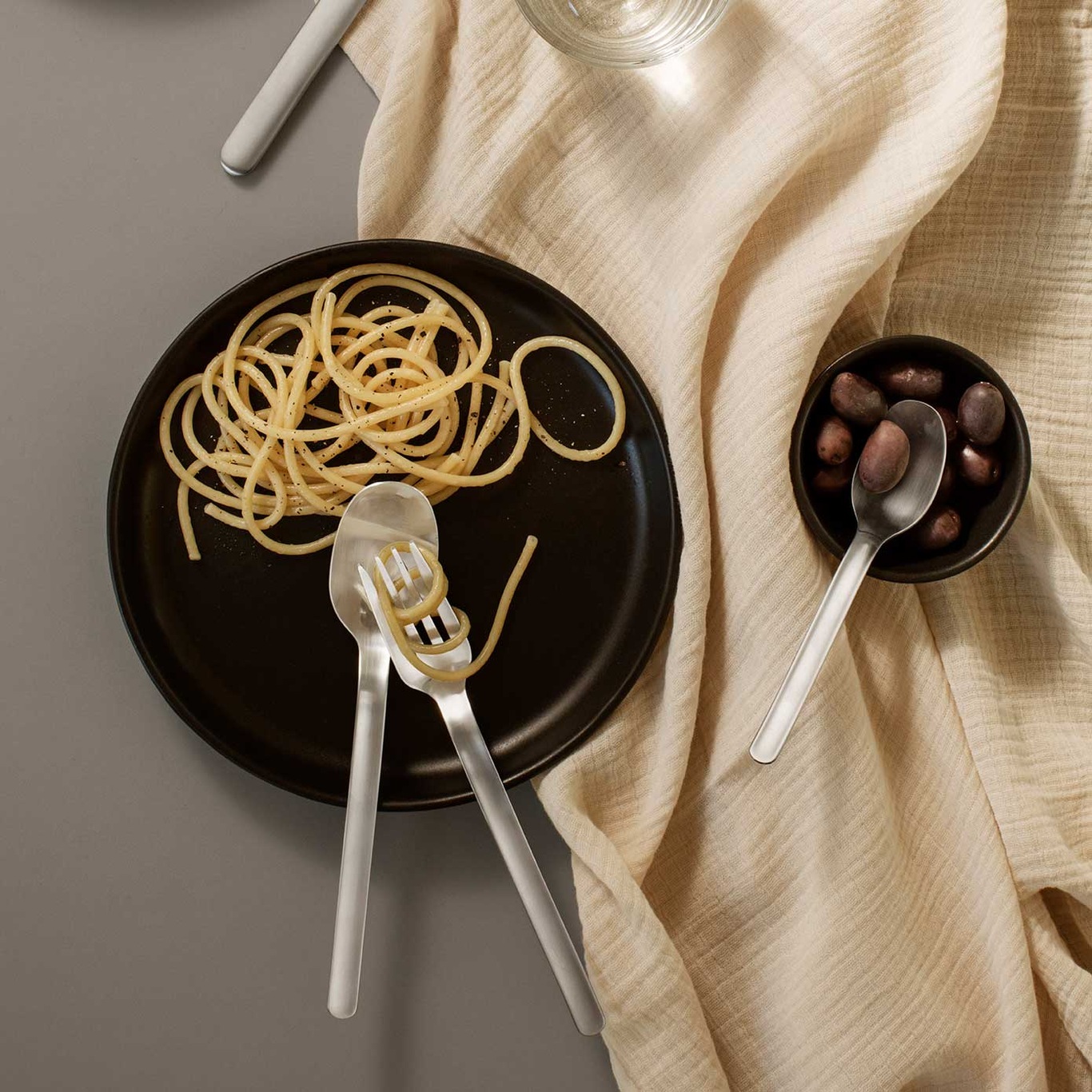 https://royaldesign.com/image/2/eva-solo-nordic-kitchen-cutlery-set-16-pieces-0?w=800&quality=80