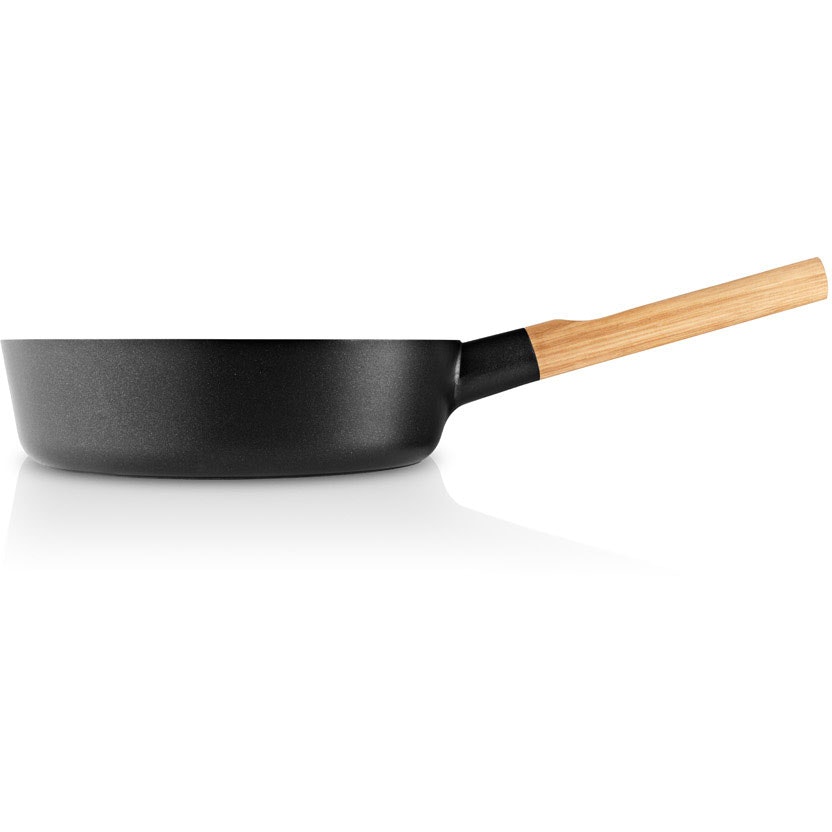 https://royaldesign.com/image/2/eva-solo-nordic-kitchen-saucepan-24-cm-0?w=800&quality=80