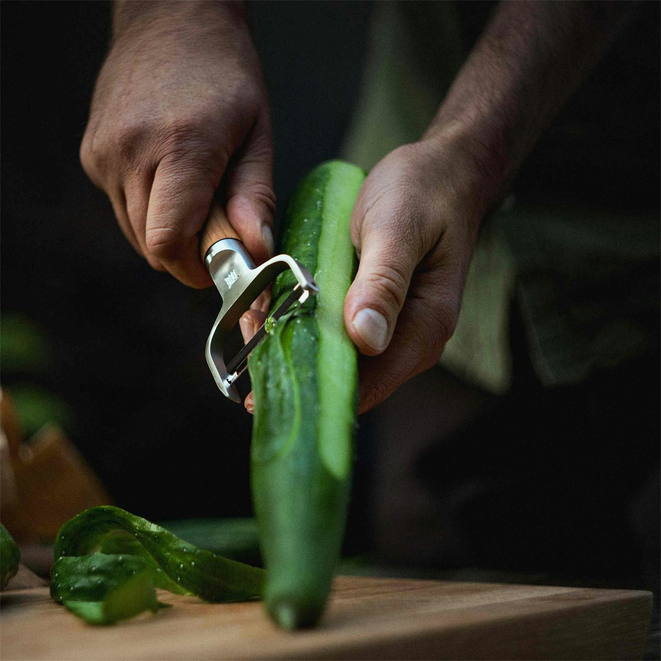 https://royaldesign.com/image/2/fiskars-norden-potato-peeler-with-movable-blade-3