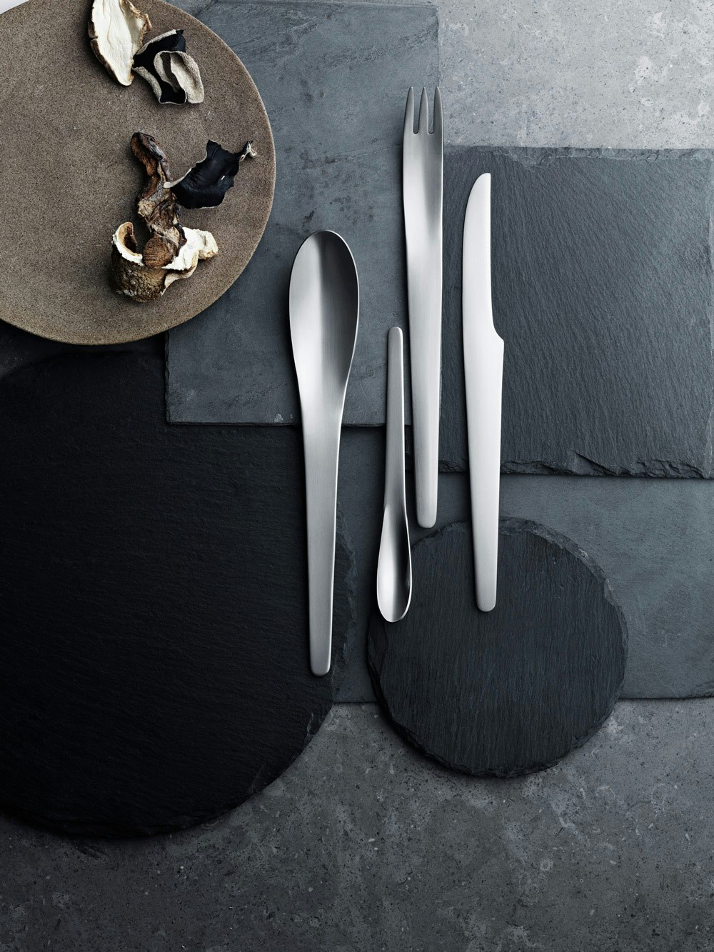 https://royaldesign.com/image/2/georg-jensen-arne-jacobsen-cutlery-set-of-4-matt-1?w=800&quality=80