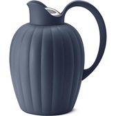 https://royaldesign.com/image/2/georg-jensen-bernadotte-thermo-jug-dusk-blue-pp-abs-1-l-1?w=168&quality=80