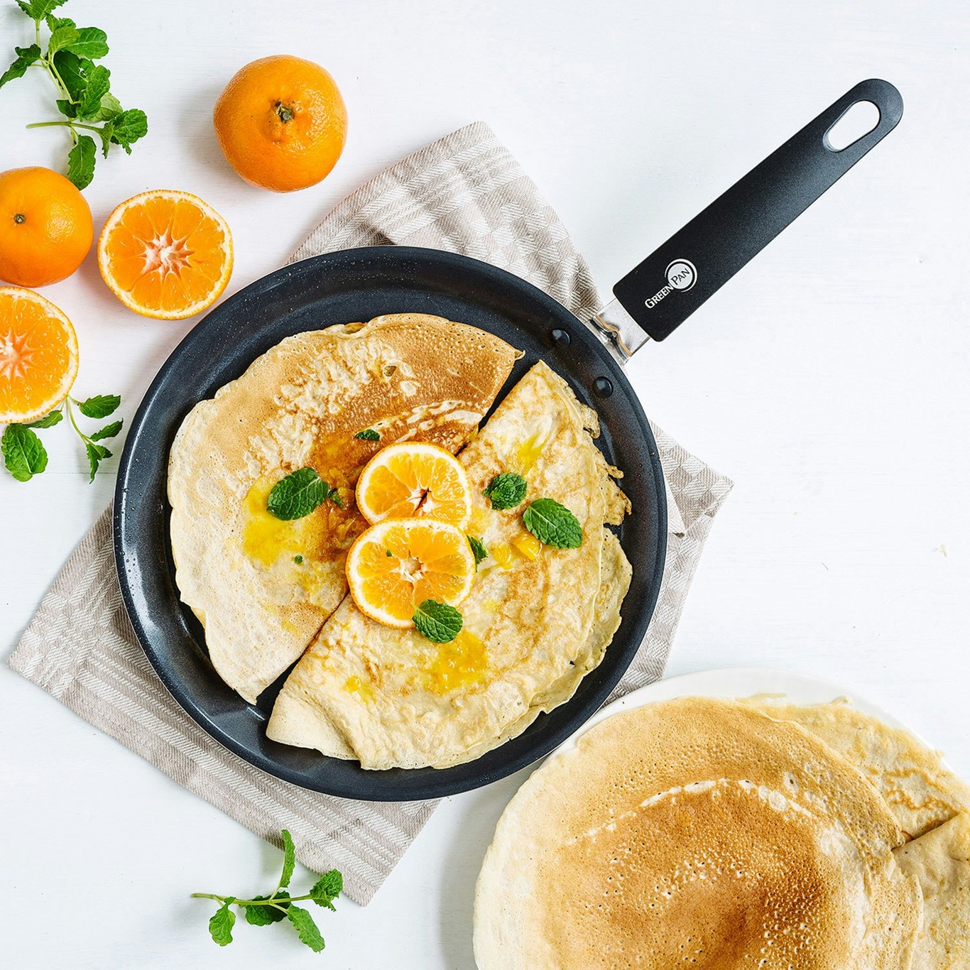 https://royaldesign.com/image/2/greenpan-essentials-pancake-pan-28cm-2?w=800&quality=80