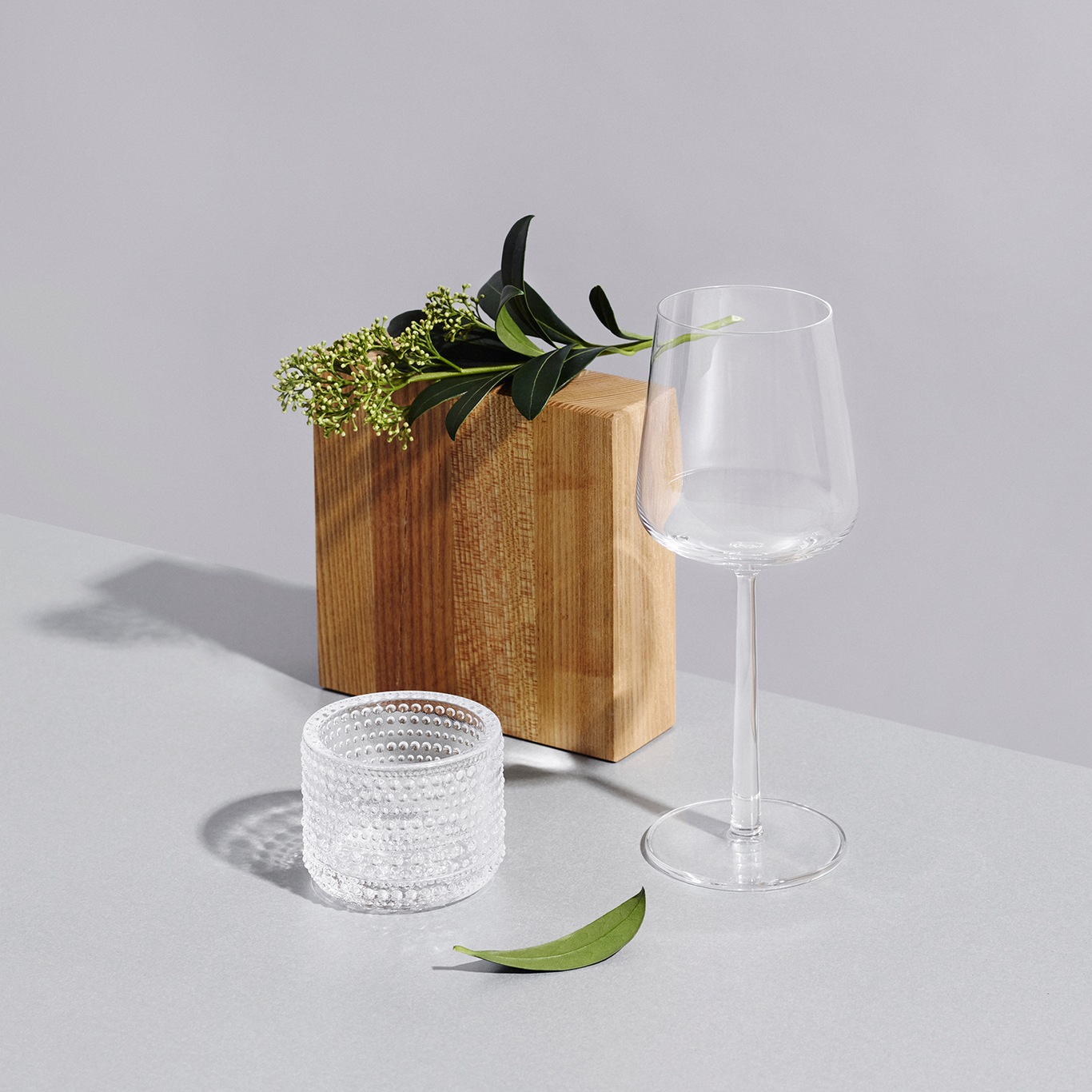 https://royaldesign.com/image/2/iittala-essence-red-wine-glass-45-cl-2-pcs-2?w=800&quality=80