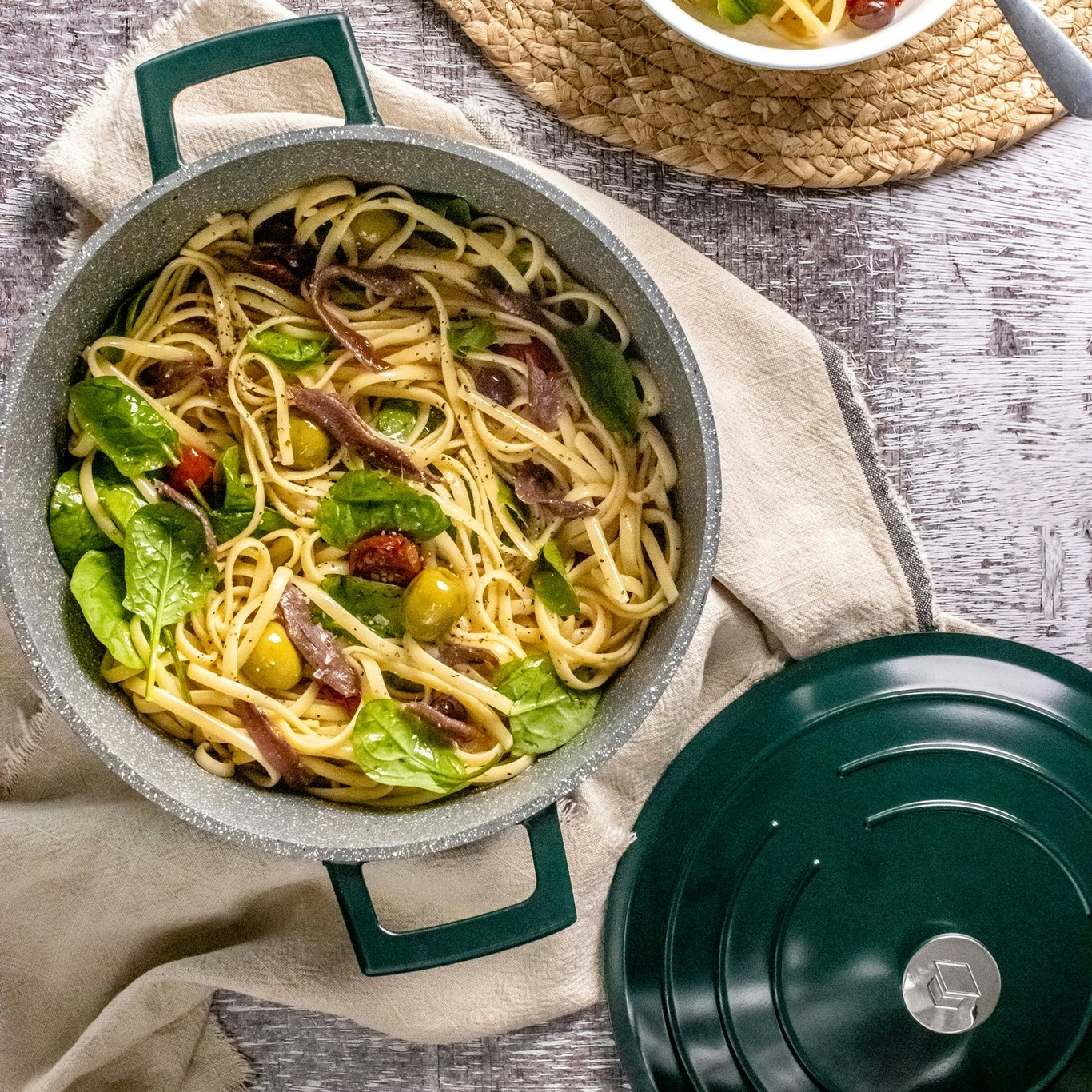 https://royaldesign.com/image/2/kitchen-craft-masterclass-casserole-hunter-green-5?w=800&quality=80
