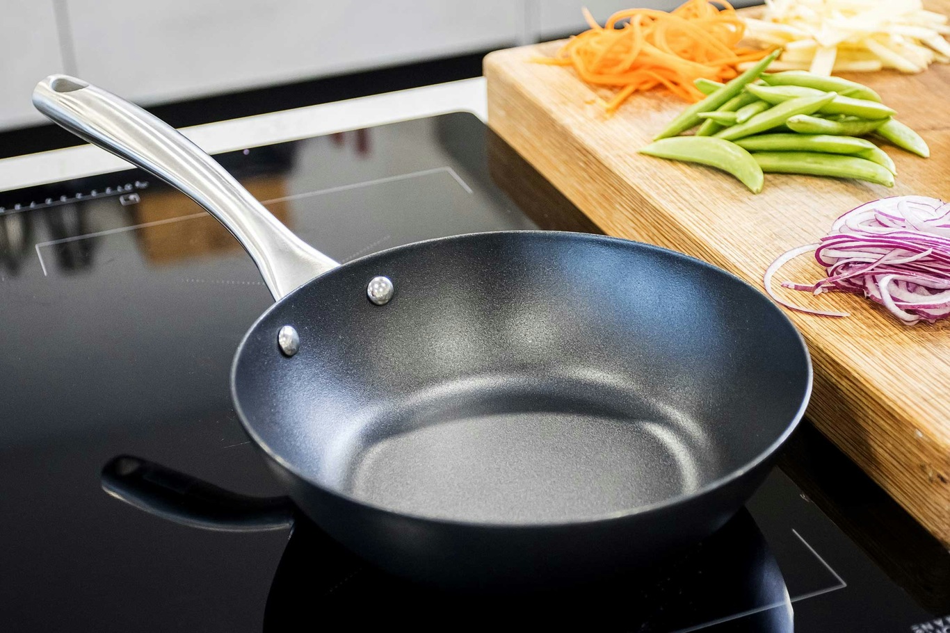 https://royaldesign.com/image/2/kitchen-craft-masterclass-induction-ready-non-stick-wok-20cm-10?w=800&quality=80