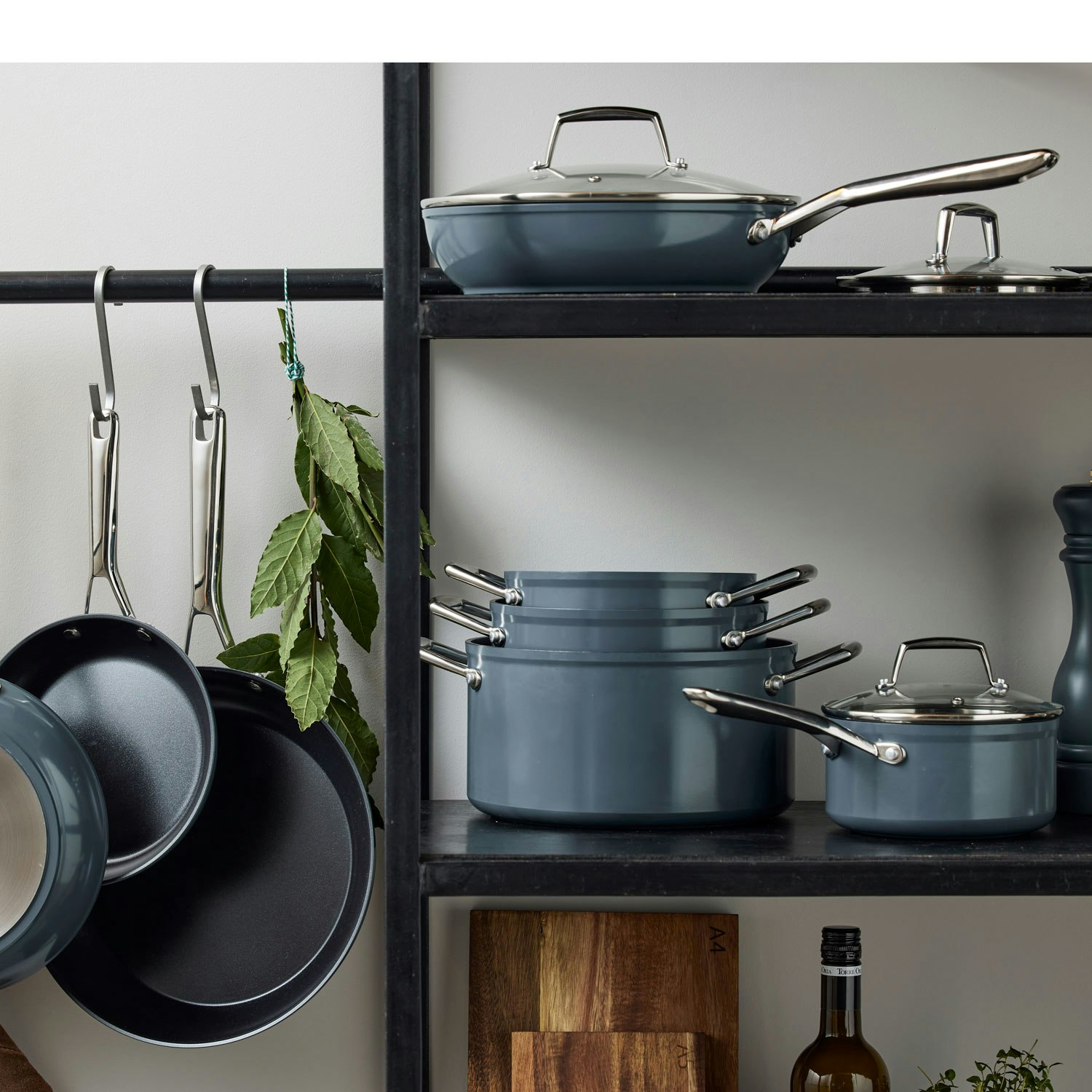 https://royaldesign.com/image/2/kitchenware-by-tareq-taylor-vivian-saute-pan-26-cm-25-l-2
