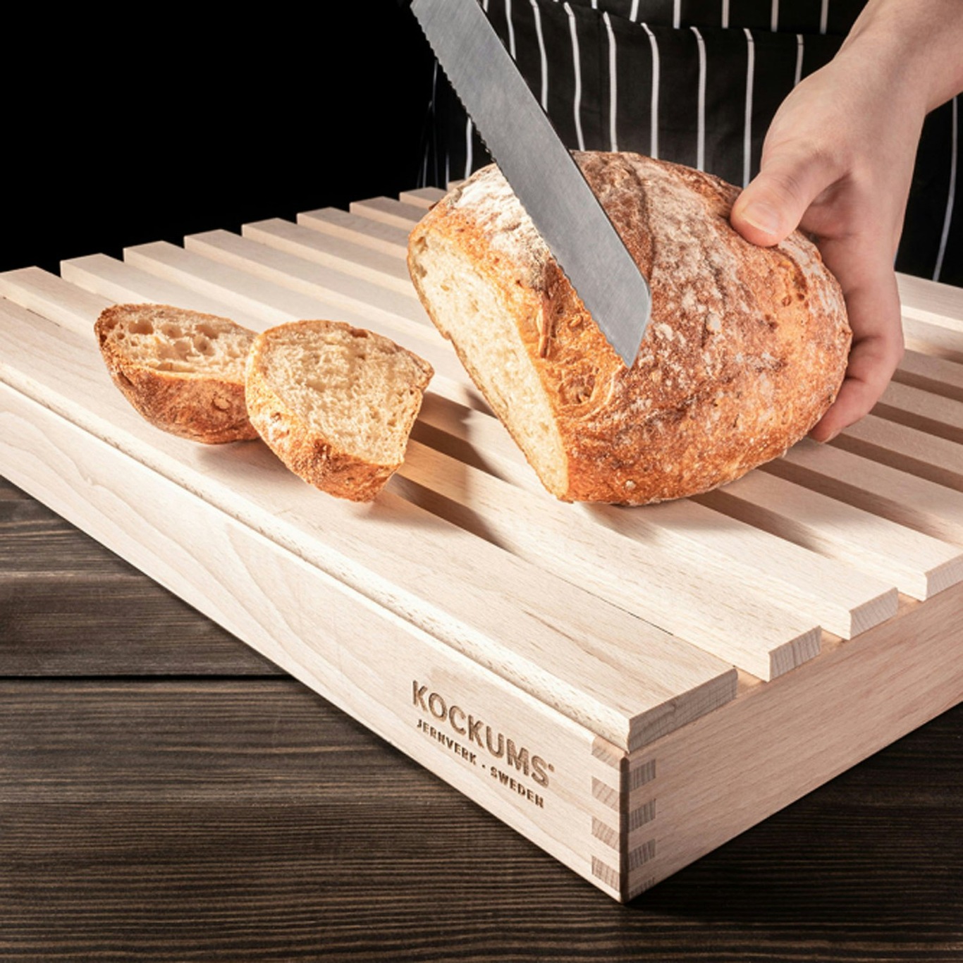 https://royaldesign.com/image/2/kockums-jernverk-cutting-board-for-bread-48x38-cm-2?w=800&quality=80