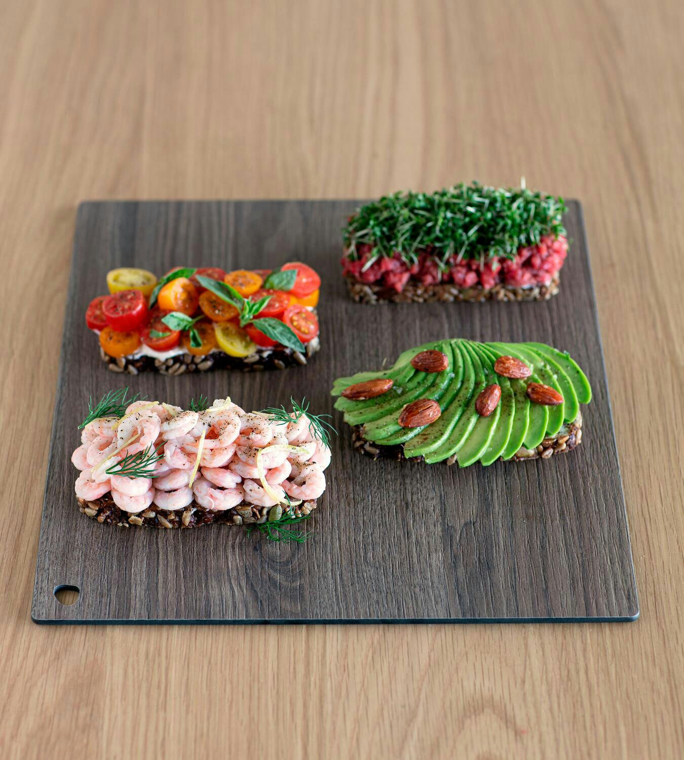 https://royaldesign.com/image/2/lind-dna-cutserve-square-cutting-board-l-wallnut-3?w=800&quality=80