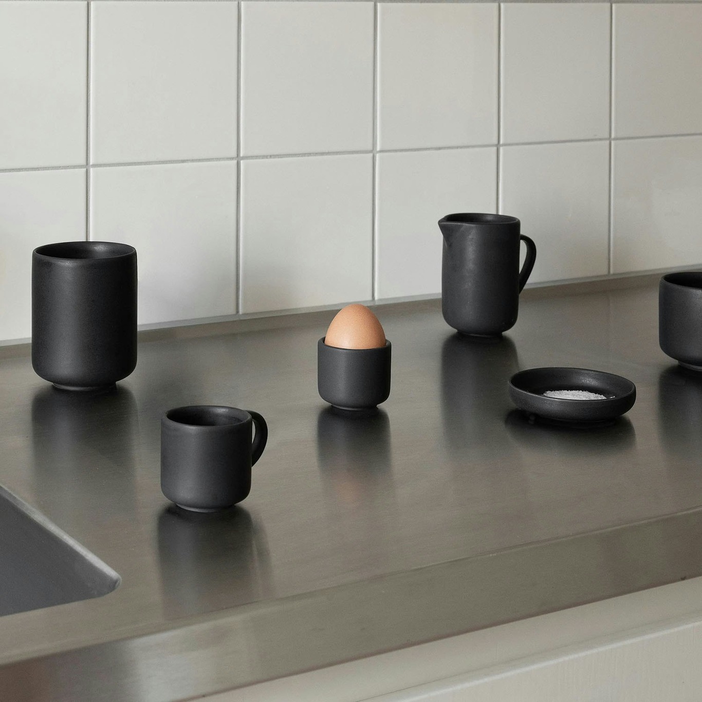 https://royaldesign.com/image/2/louise-roe-ceramic-pisu-17-espresso-cup-ink-black-2?w=800&quality=80