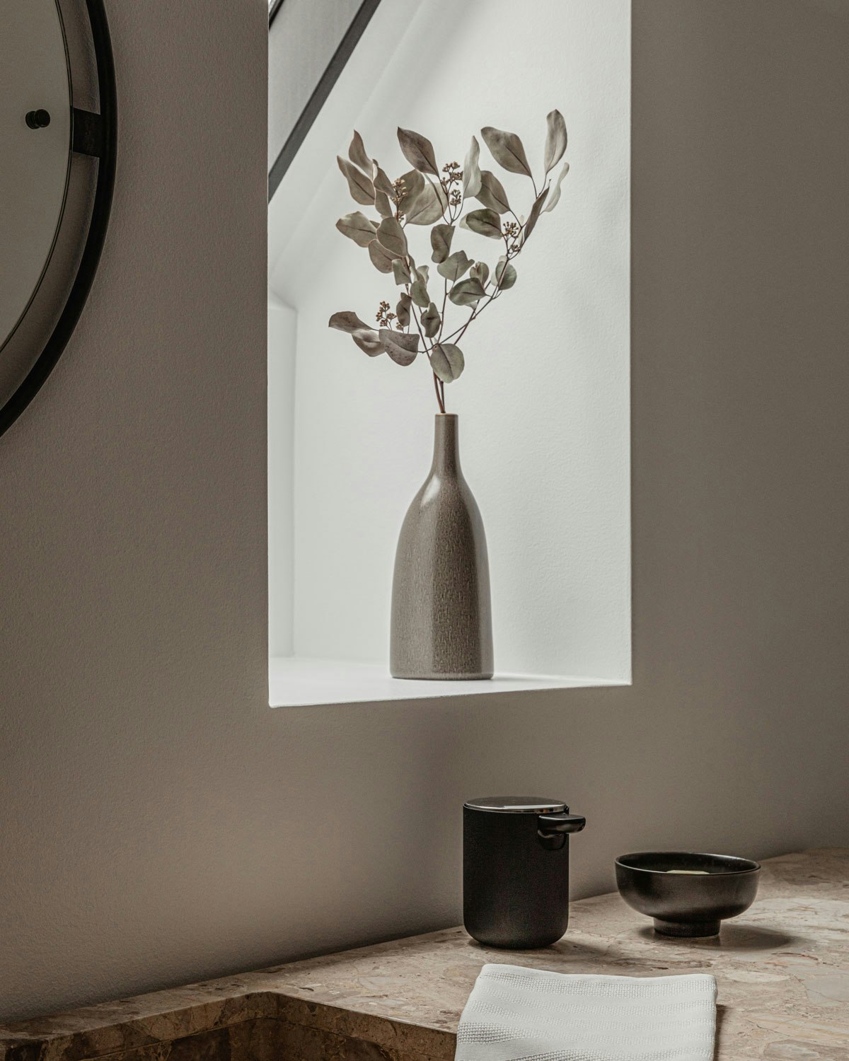 https://royaldesign.com/image/2/menu-strandgade-stem-vase-10x25-cm-olive-green-0?w=800&quality=80