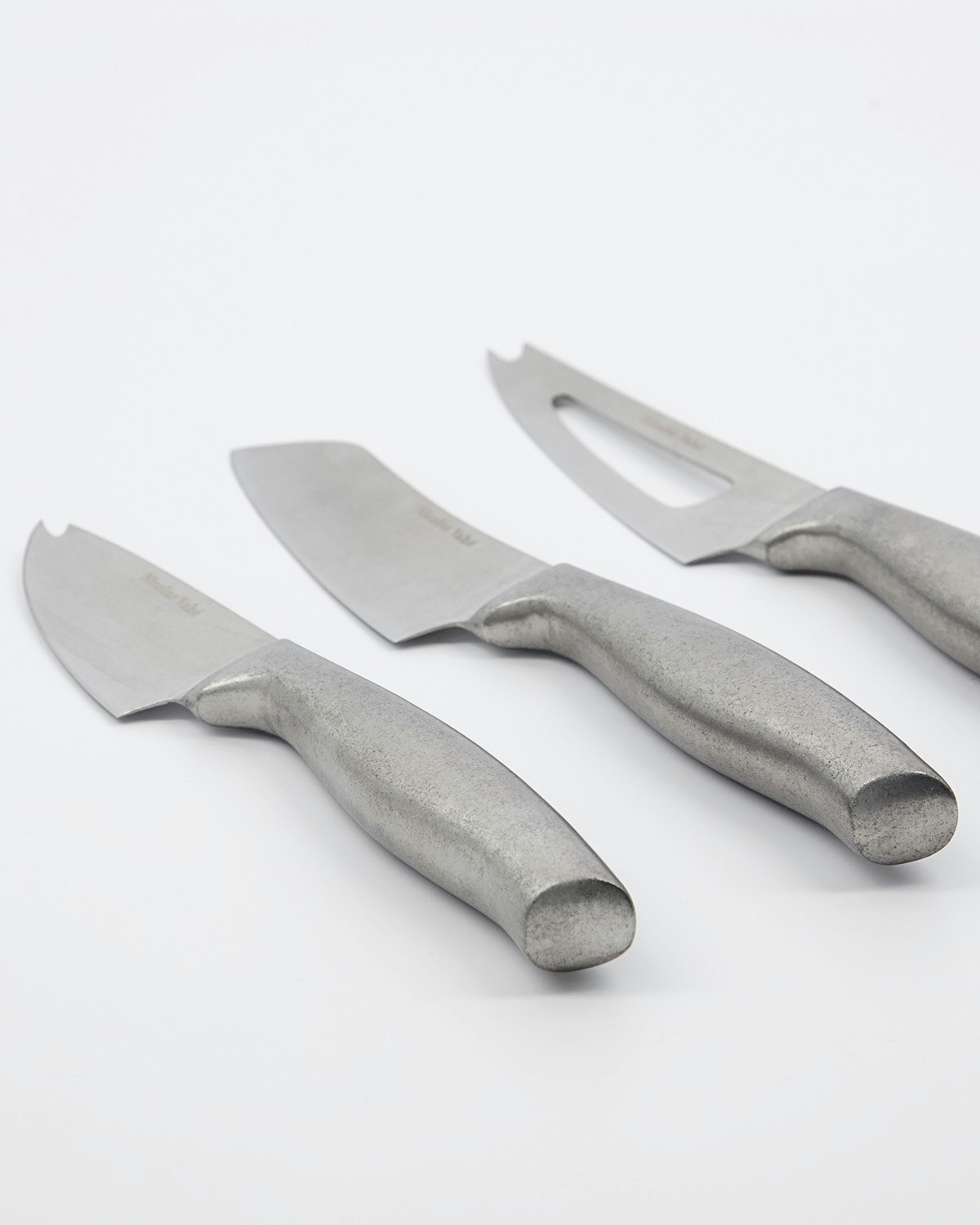 https://royaldesign.com/image/2/nicolas-vahe-fromage-cheese-knives-3-parts-1?w=800&quality=80
