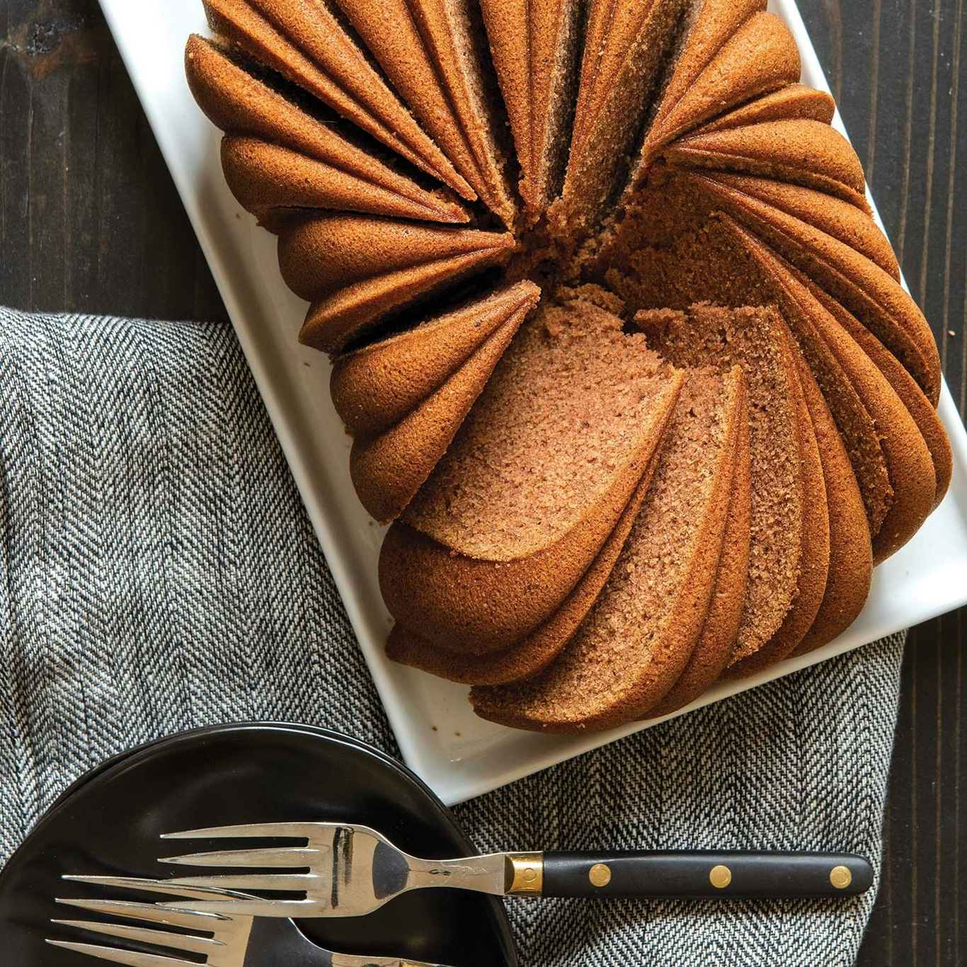 https://royaldesign.com/image/2/nordic-ware-classic-fluted-loaf-pan-1?w=800&quality=80