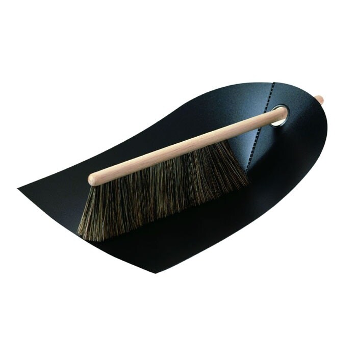 https://royaldesign.com/image/2/normann-copenhagen-dustpan-brush-2