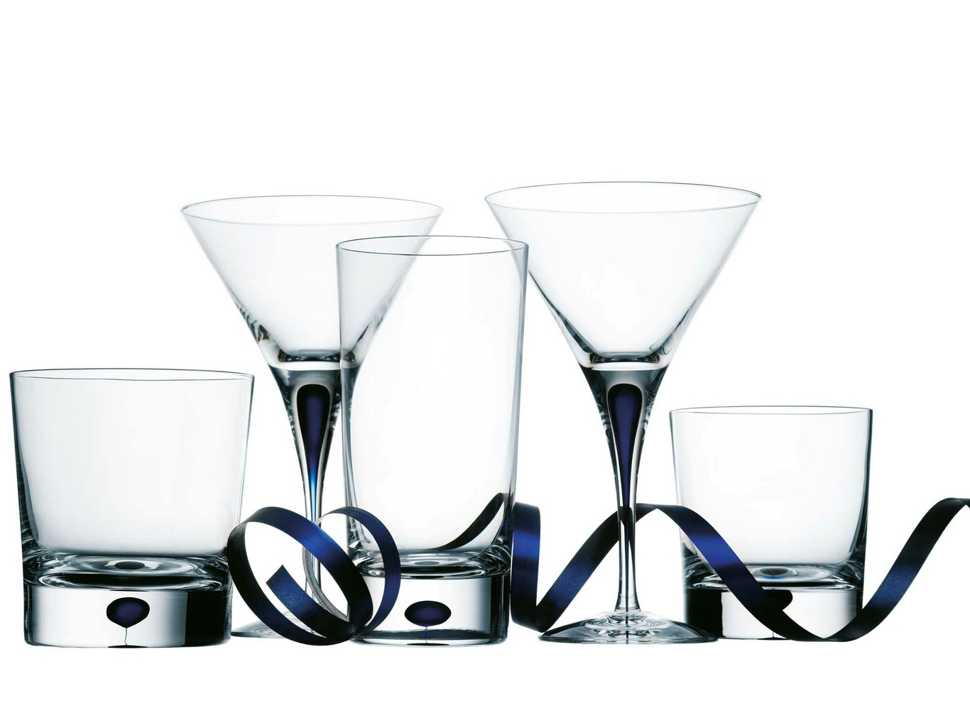 https://royaldesign.com/image/2/orrefors-intermezzo-blue-martini-glass-25-cl-1?w=800&quality=80