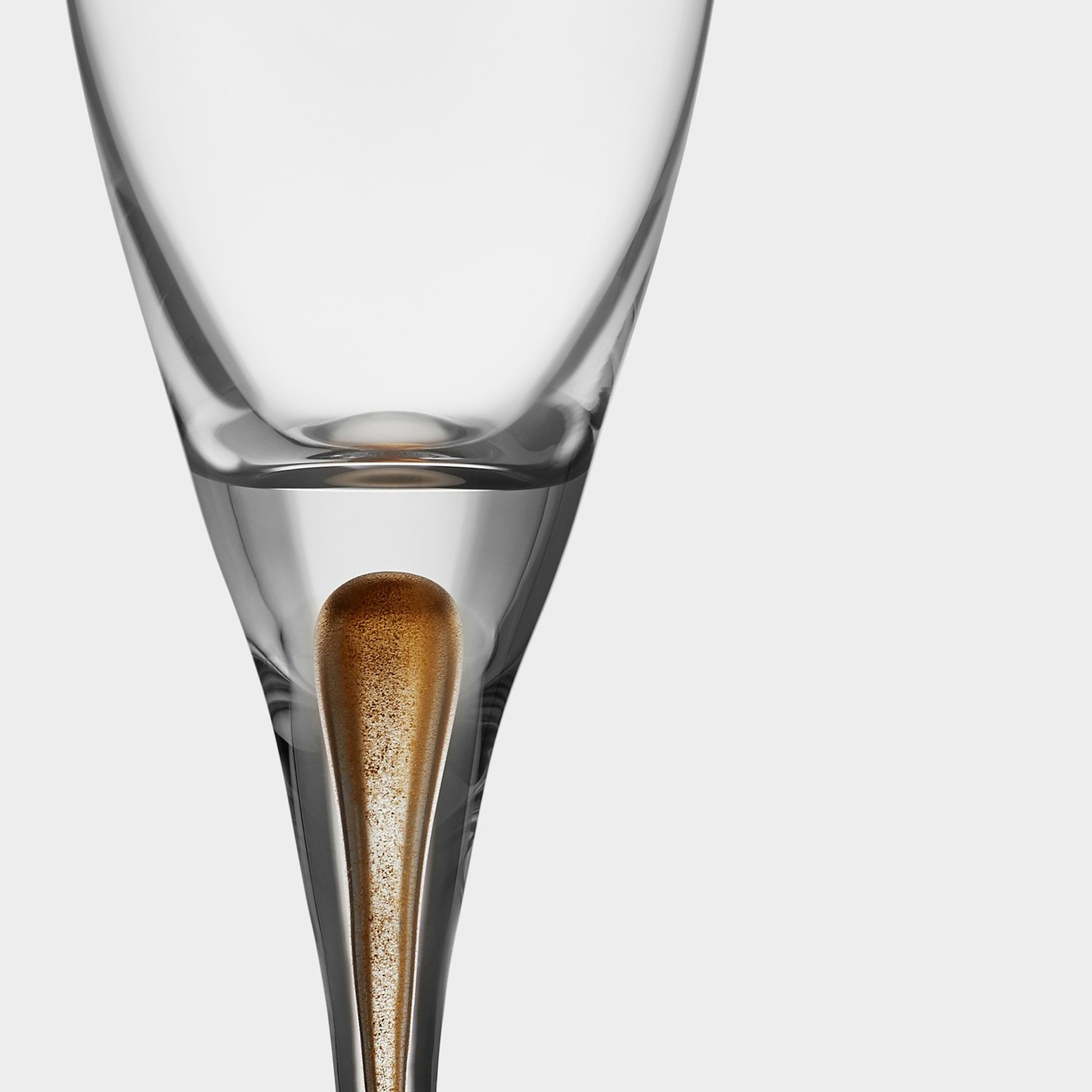 https://royaldesign.com/image/2/orrefors-intermezzo-champagne-glass-2-pack-26-cl-gold-6?w=800&quality=80