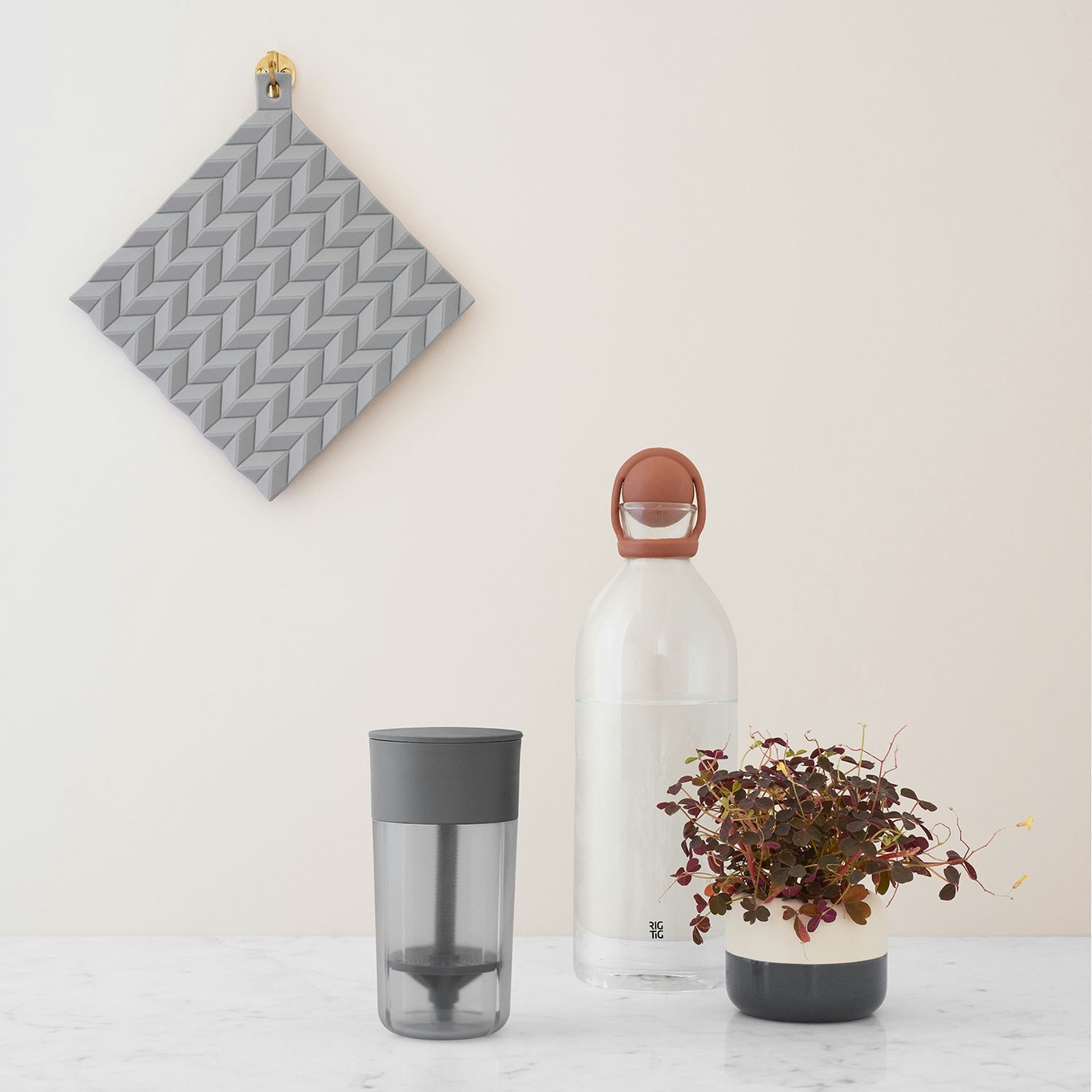 https://royaldesign.com/image/2/rig-tig-by-stelton-cheese-it-parmesan-mill-grey-1?w=800&quality=80