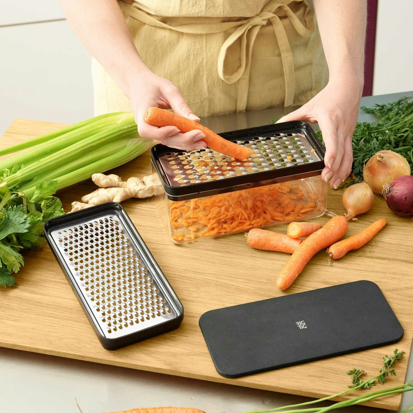 https://royaldesign.com/image/2/rig-tig-grate-it-grater-with-container-2?w=800&quality=80
