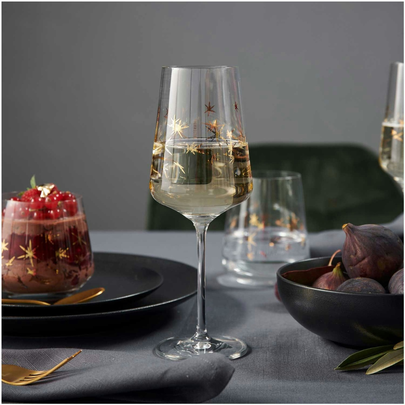 https://royaldesign.com/image/2/ritzenhoff-celebration-deluxe-white-wine-glass-stars-2-pack-40-cl-4?w=800&quality=80