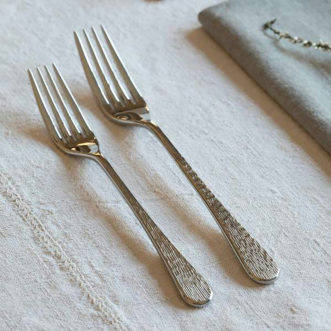 https://royaldesign.com/image/2/robert-welch-skye-dessert-fork-185-cm-1?w=800&quality=80