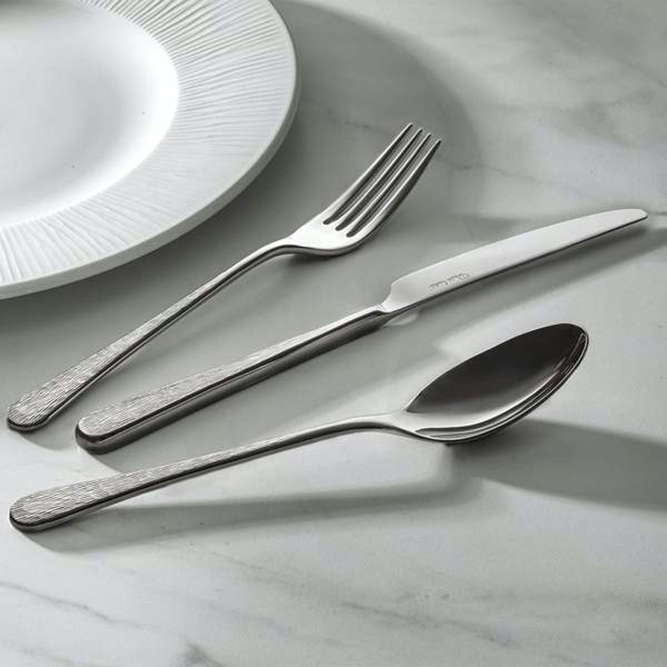 https://royaldesign.com/image/2/robert-welch-skye-dessert-fork-185-cm-2?w=800&quality=80