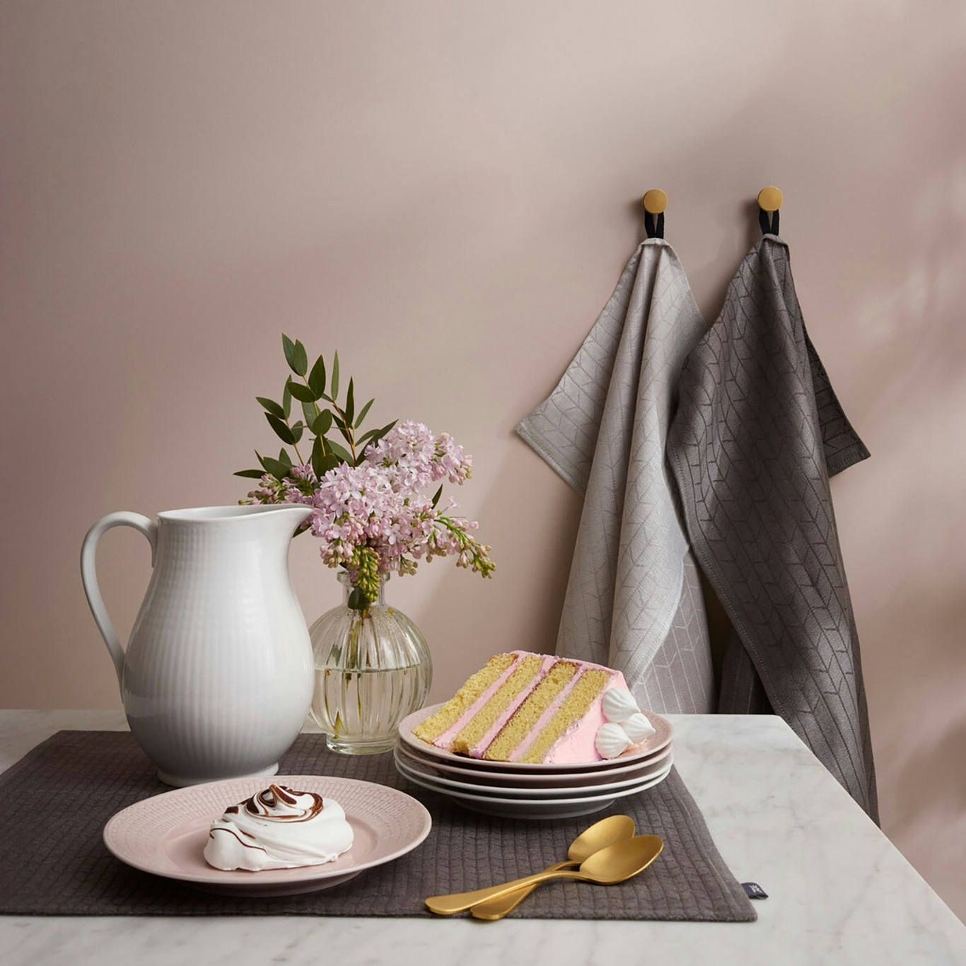 Swedish Grace Tea Towel 47x70 cm, Stone (Dark Grey) - Rörstrand @  RoyalDesign