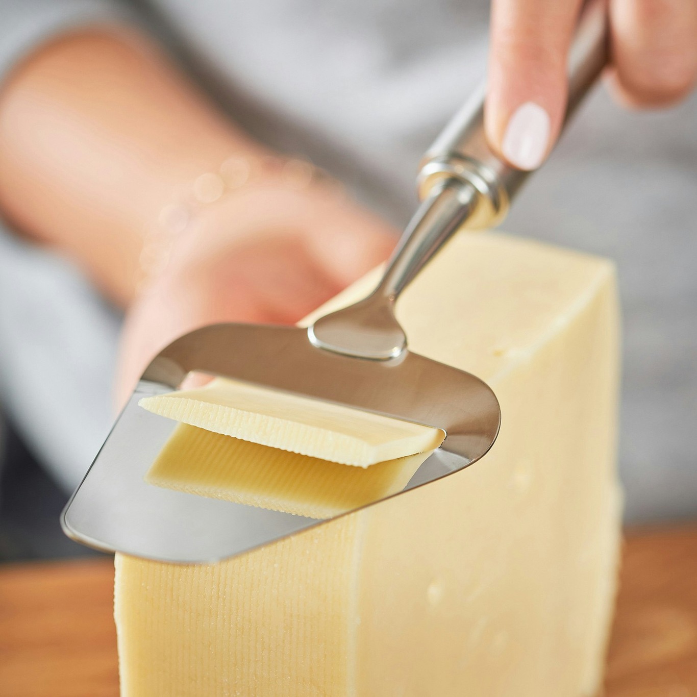 https://royaldesign.com/image/2/rosle-cheese-slicer-stainless-steel-24-cm-1?w=800&quality=80