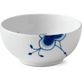 https://royaldesign.com/image/2/royal-copenhagen-blue-fluted-mega-bowl-10?w=168&quality=80