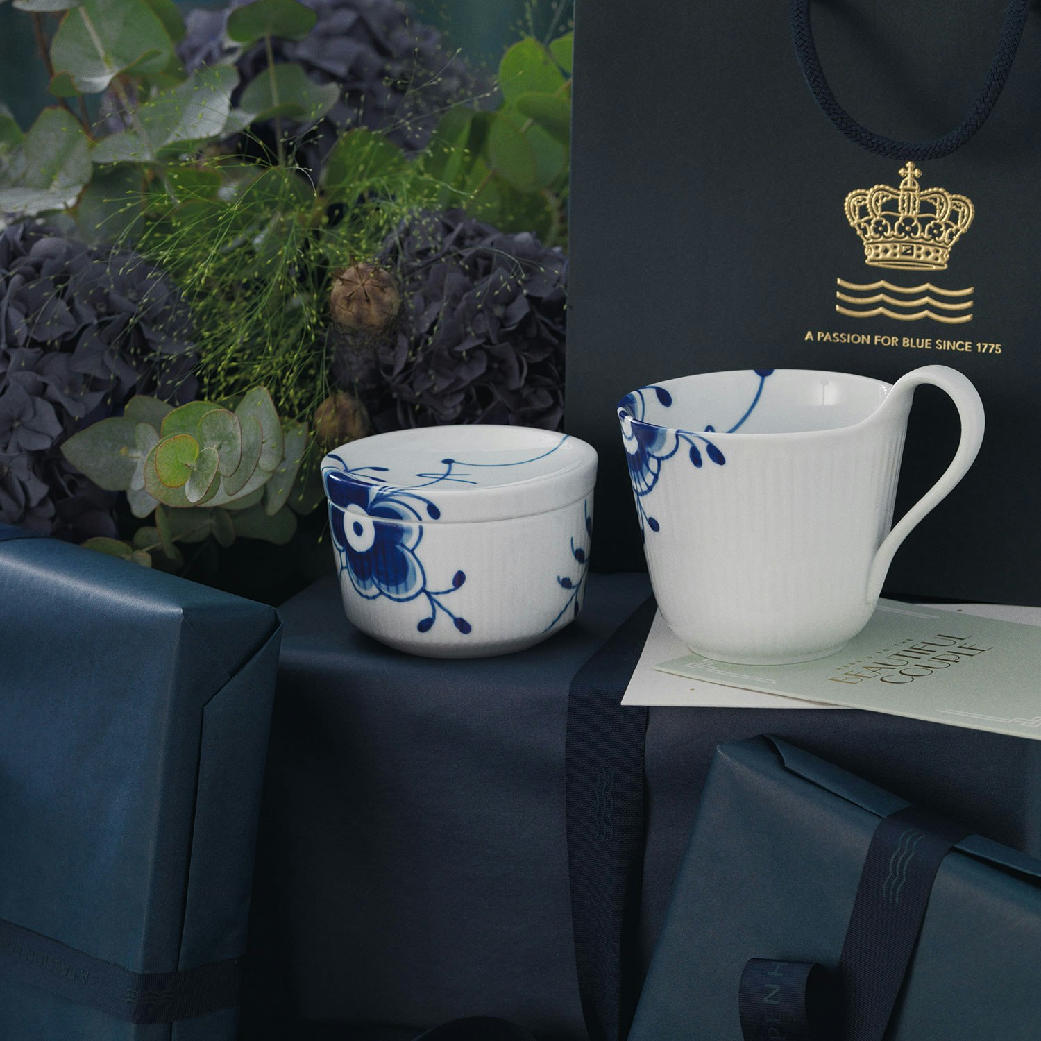 https://royaldesign.com/image/2/royal-copenhagen-blue-fluted-mega-bowl-with-lid-2