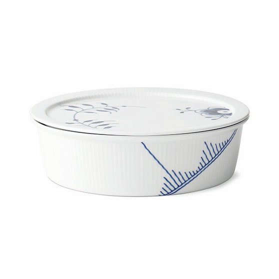 https://royaldesign.com/image/2/royal-copenhagen-blue-fluted-mega-bowl-with-lid-6?w=800&quality=80