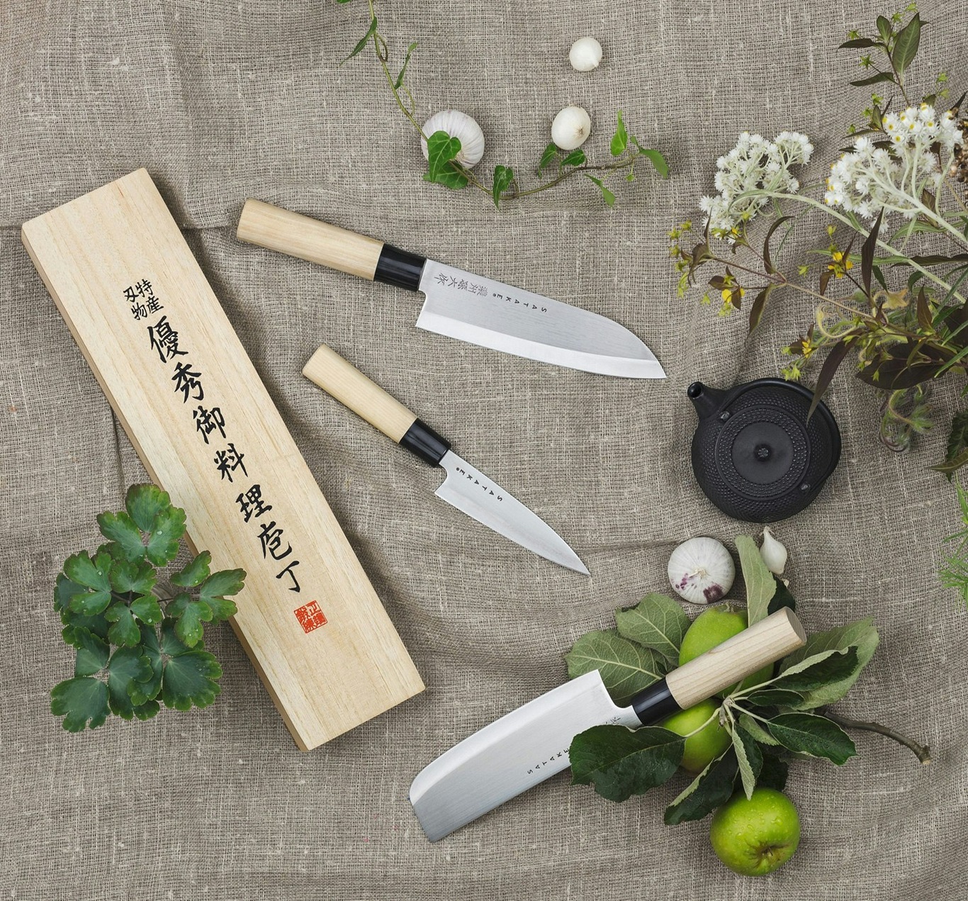 https://royaldesign.com/image/2/satake-houcho-knife-set-3-knives-2?w=800&quality=80