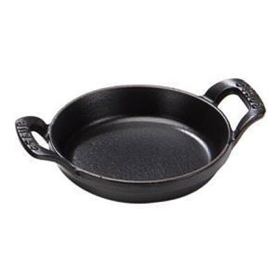 https://royaldesign.com/image/2/staub-small-round-dish-in-cast-iron-black-0