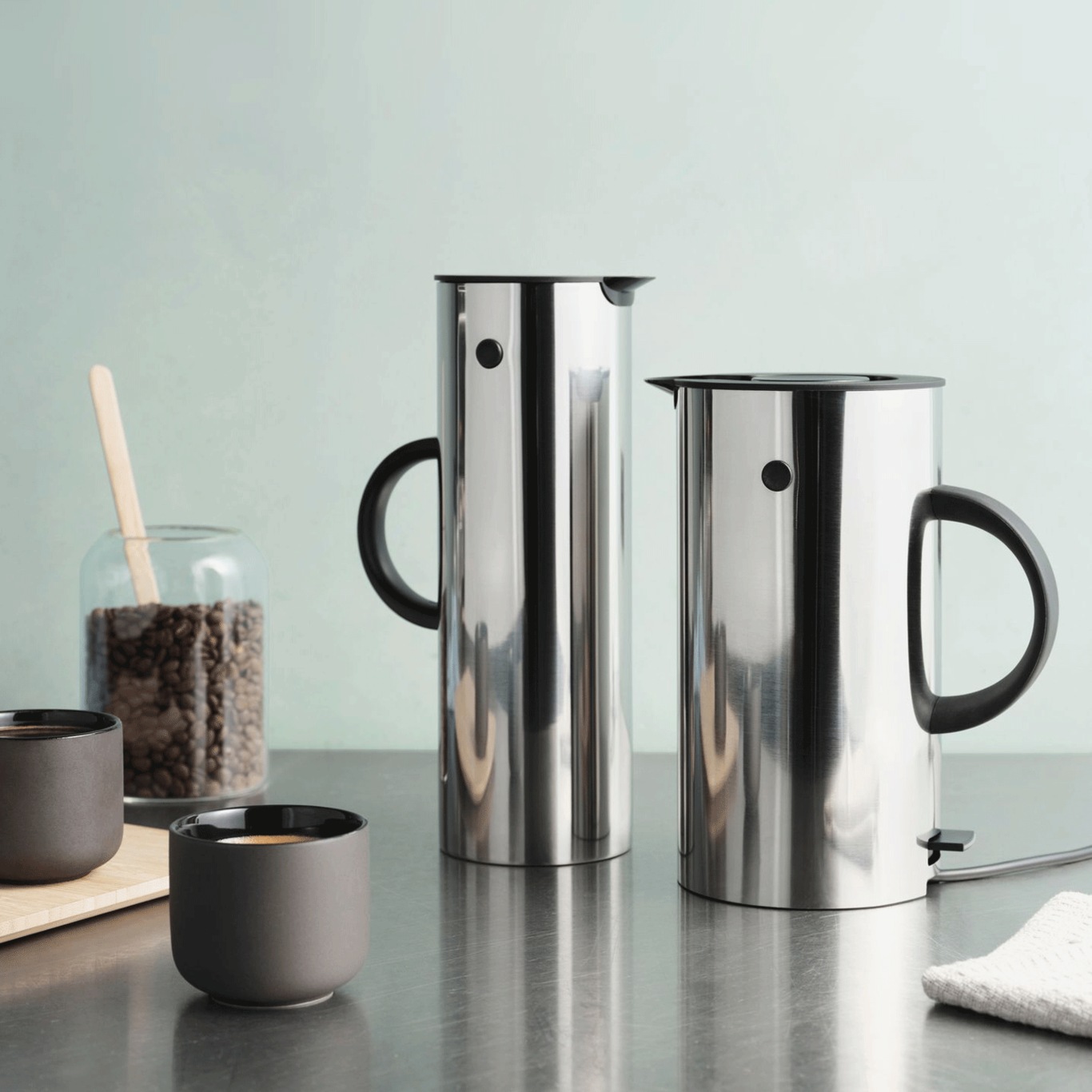 https://royaldesign.com/image/2/stelton-em77-classic-thermo-jug-steel-1l-3?w=800&quality=80