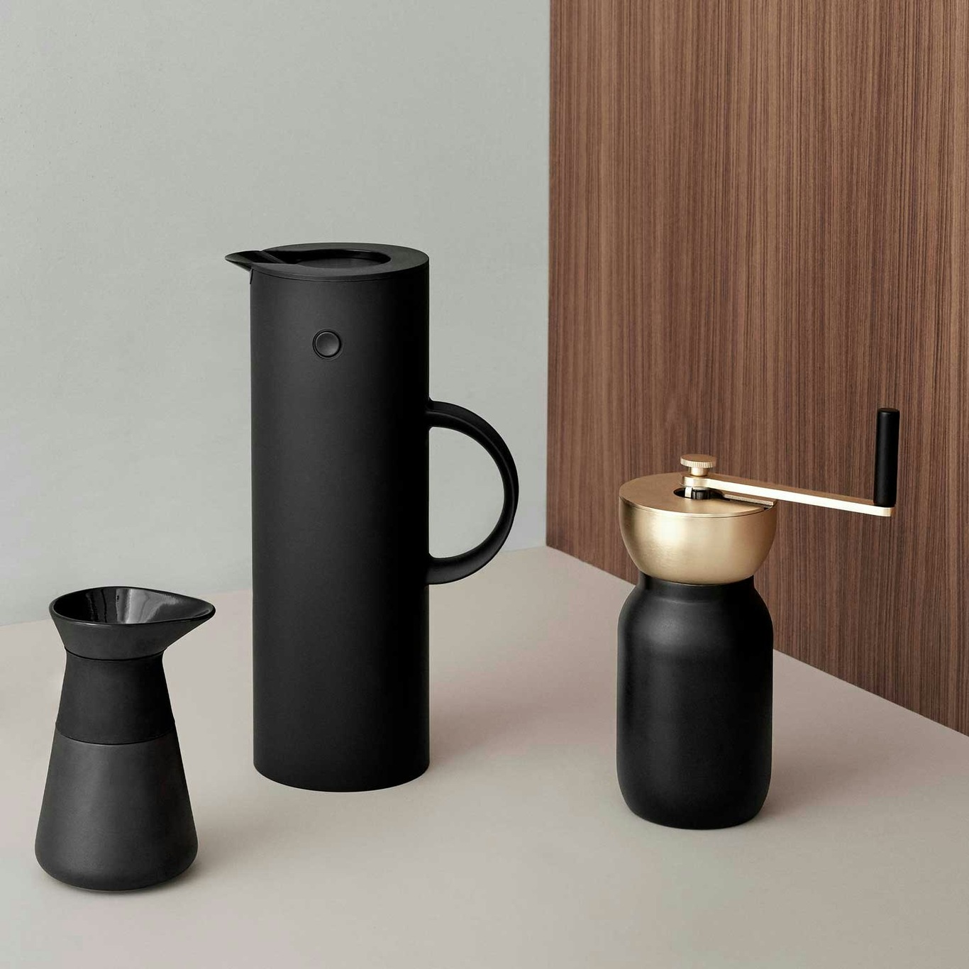 https://royaldesign.com/image/2/stelton-em77-classic-thermos-jug-1-l-soft-black-0?w=800&quality=80