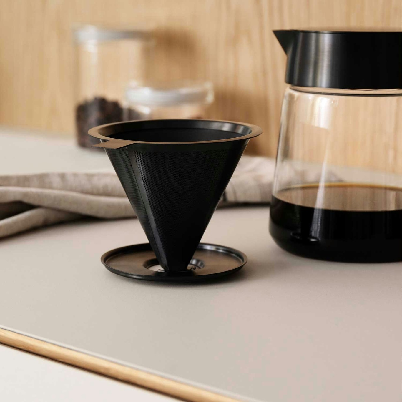 https://royaldesign.com/image/2/stelton-nohr-slow-drew-dripper-coffee-filter-3?w=800&quality=80